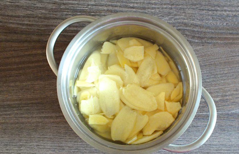 1. Этап. Маринованный имбирь со свеклой: Имбирь переложите в кастрюлю, залейте соленой водой. Оставьте на 30 минут.