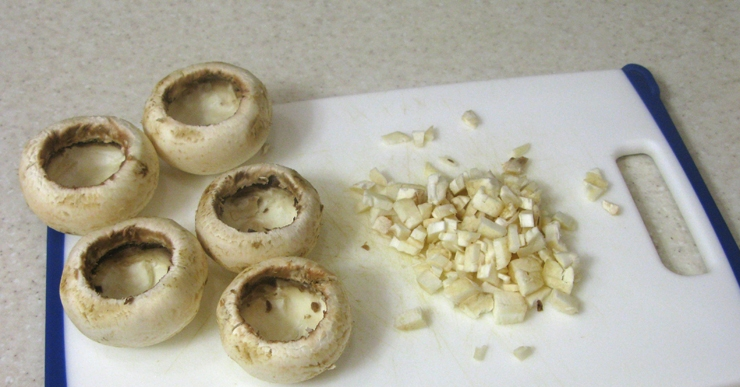 1. Этап. Фаршированные грибочки: 1. Грибы тщательно моем. Отделяем ножки от шляпок. Ножки измельчим. Шляпки переворачиваем и смазываем оливковым или растительным маслом.