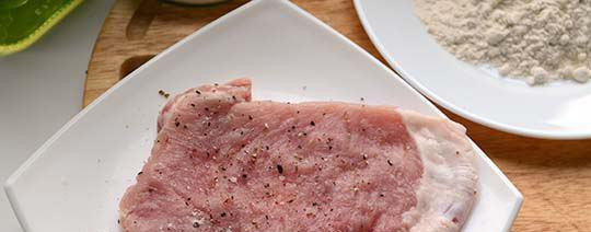 1. Этап. Отбивные из свинины в мультиварке: Будущие отбивные присыпаем солью и перцем со всех сторон.