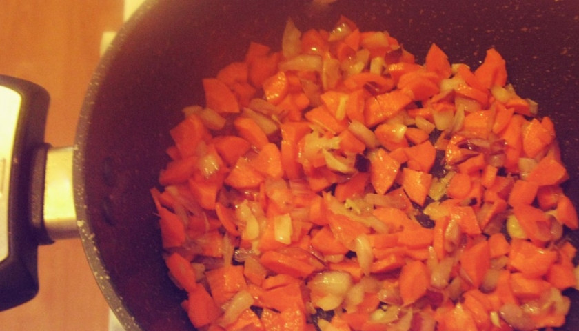 1. Этап. Вегетарианская солянка: Затем добавляем морковь, перемешиваем.