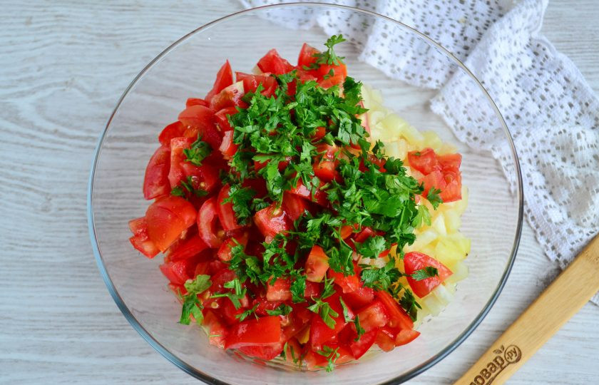 1. Этап. Овощная заправка на зиму: Смешайте все подготовленные ингредиенты.