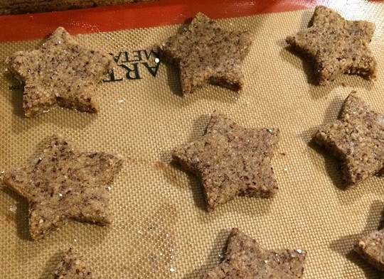 1. Этап. Новогоднее печенье с корицей и миндалем: 6. Выложите их на противень, застеленный пергаментом или силиконовым ковриком.