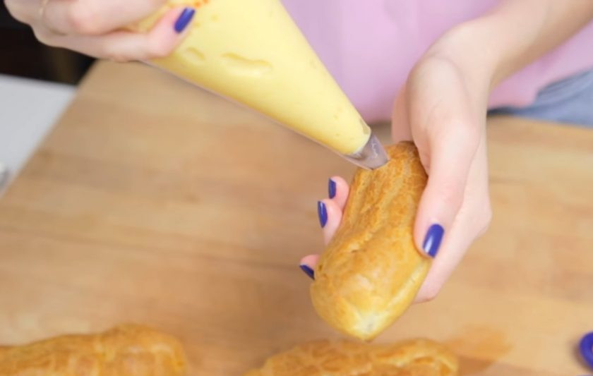 1. Этап. Простые эклеры: 6. Отправьте в разогретую до 200 градусов духовку на 10 минут, после чего уменьшите температуру до 180 градусов и выпекайте 15-20 минут до золотистого цвета. Не открывайте створку духовки.