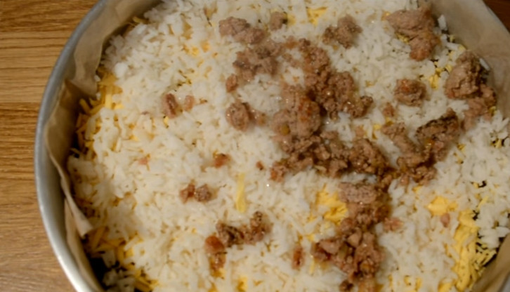 1. Этап. Пирог-перевертыш с мясом и грибами: 7. Поверх риса укладываем обжаренный с луком мясной фарш, распределяем.