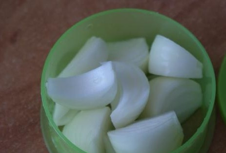 1. Этап. Котлеты из филе трески: 2. Лук мелко нарезаем на несколько частей и тоже кладем в комбайн.