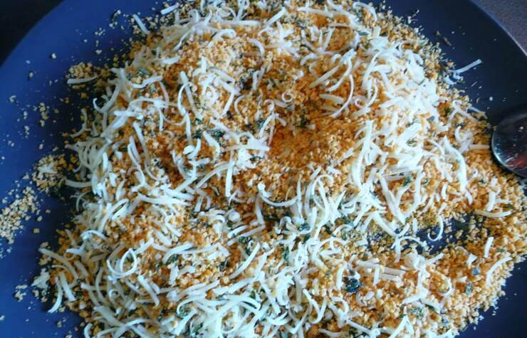 1. Этап. Свиные котлеты с пармезаном: Фарш смешайте с 2 яйцами и специями по вкусу и вылепите котлеты. Подготовьте панировку из листиков тимьяна, панировочных сухарей и второй половины тертого пармезана.