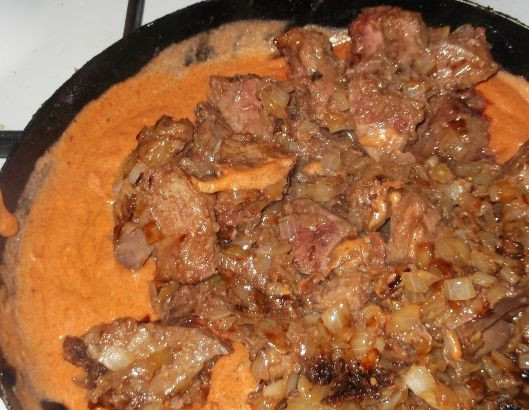 1. Этап. Гуляш из печенки свиной: 6. Выложите в соус печень и лук, все аккуратно перемешайте. Тушите около 10 минут на слабом огне.