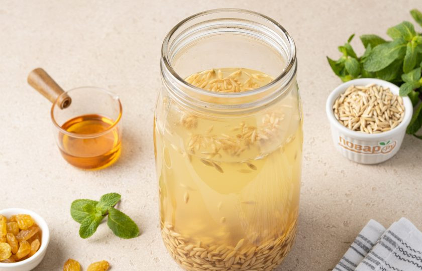 1. Этап. Квас овсяный с медом и изюмом: Спустя указанное время квас начнет пениться. Часть овса опустится вниз, а часть всплывет. Слейте квас, он не годится для употребления.