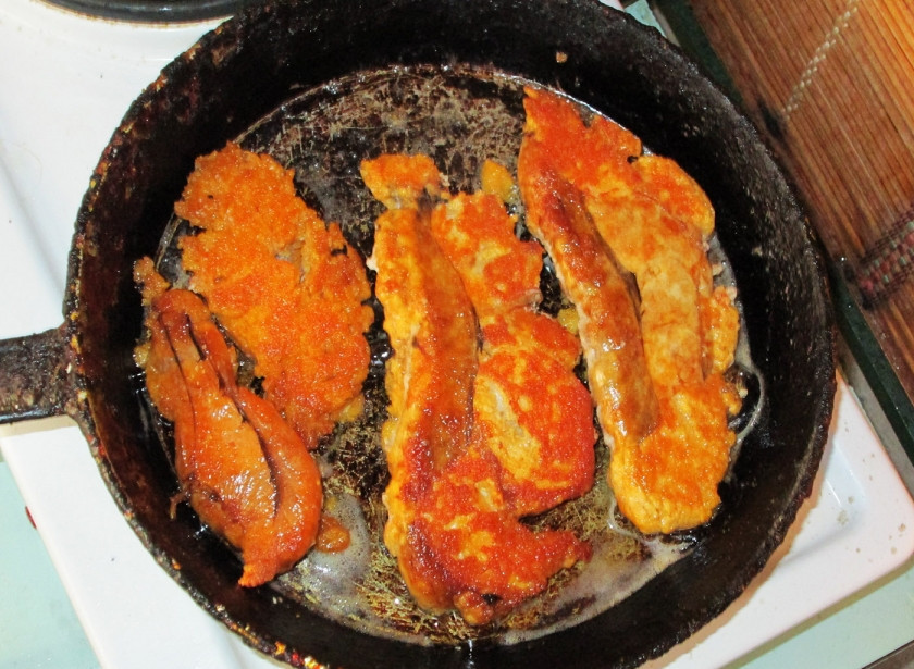 1. Этап. Икра щуки жареная: Крышкой накрывать икру нет необходимости, но, чтобы не забрызгать маслом плиту и рабочую поверхность, это лучше сделать. Через пять минут переверните икру на другую сторону и снова присыпьте перцем и солью.