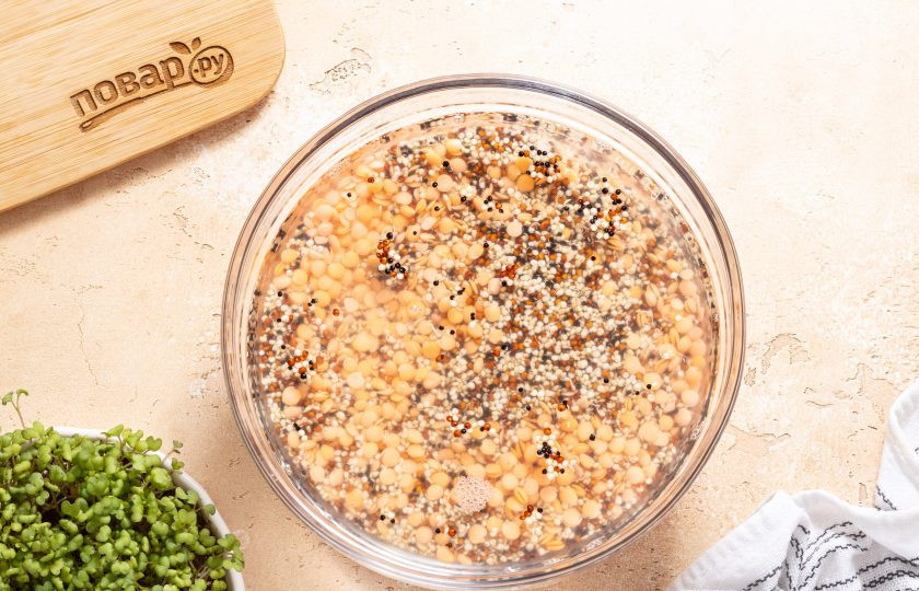 1. Этап. Хлеб из киноа: Киноа и красную чечевицу несколько раз промойте, затем замочите в воде на 6-8 часов. Удобнее делать это на ночь.