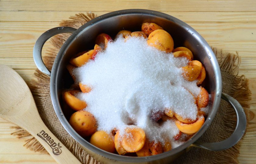 1. Этап. Варенье из абрикосов без косточек: Засыпьте абрикосы сахаром, добавьте лимонную кислоту и перемешайте.