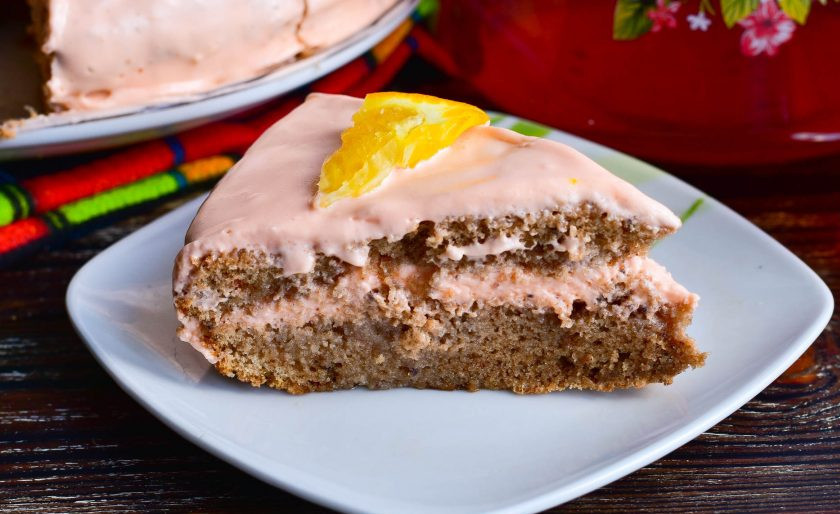 1. Этап. Шоколадный торт с апельсиновым кремом: Украсьте торт кусочками апельсина и сахарными фигурками. Отправьте его в холодильник на сутки. Затем подайте к столу, нарезав на кусочки.