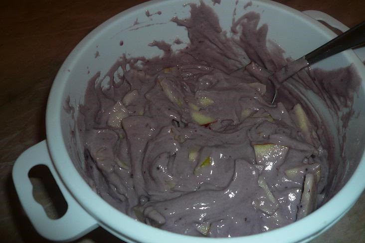 1. Этап. Шарлотка с вареньем в мультиварке: Добавьте яблоки в тесто, перемешайте.