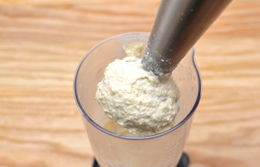 1. Этап. Крем из кешью: В блендер высыпьте орехи кешью и добавьте воды. Измельчите блендером.