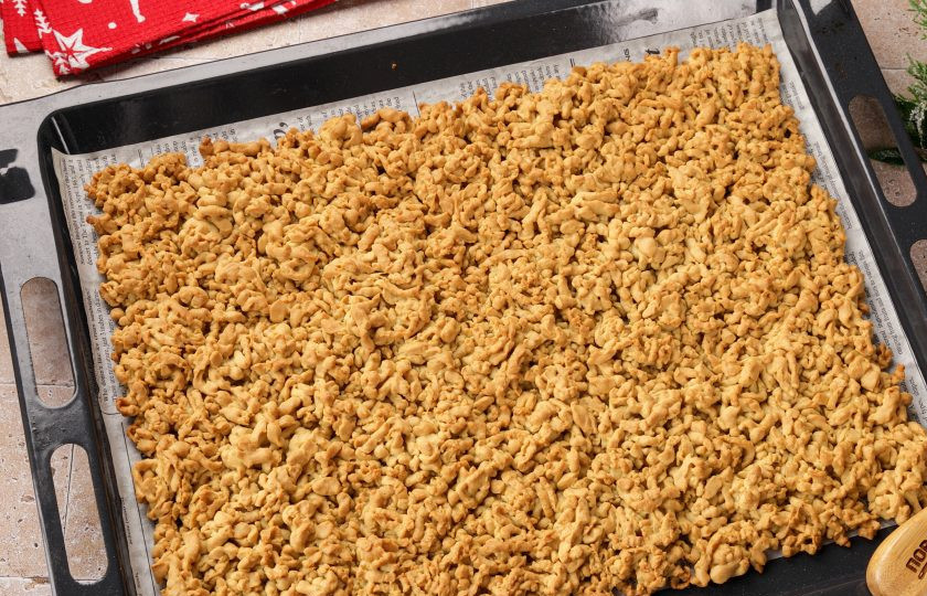 1. Этап. Новогодний торт Зеленая Змея: Тесто румянится очень быстро, не пересушите. Оставьте тесто на противне до остывания.