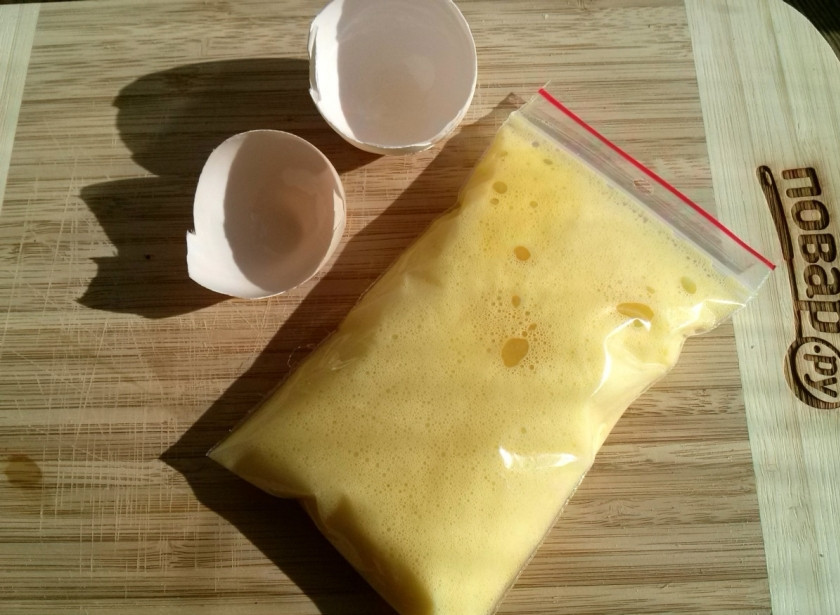 1. Этап. Меланж яичный: Можно поместить меланж в пакет для заморозки и положить в морозильник.