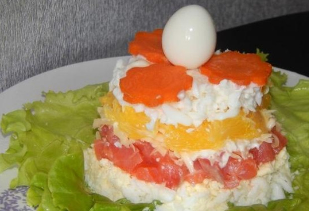 1. Этап. Салат с лососем и сыром: На широком блюде раскладываем листья салата. Далее выкладываем ингредиенты слоями в таком порядке: белки, тертый сыр, семга, апельсины, желтки и снова тертый сыр. Все слои смазываются майонезом. Верхушку салата украшаем на свое усмотрение. Приятного аппетита!