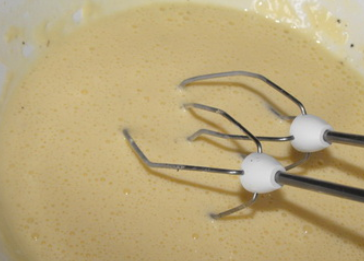 1. Этап. Курица в кляре на сковороде: Массу нужно взбить миксером.