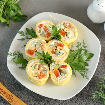 Яичный рулет с красной рыбой