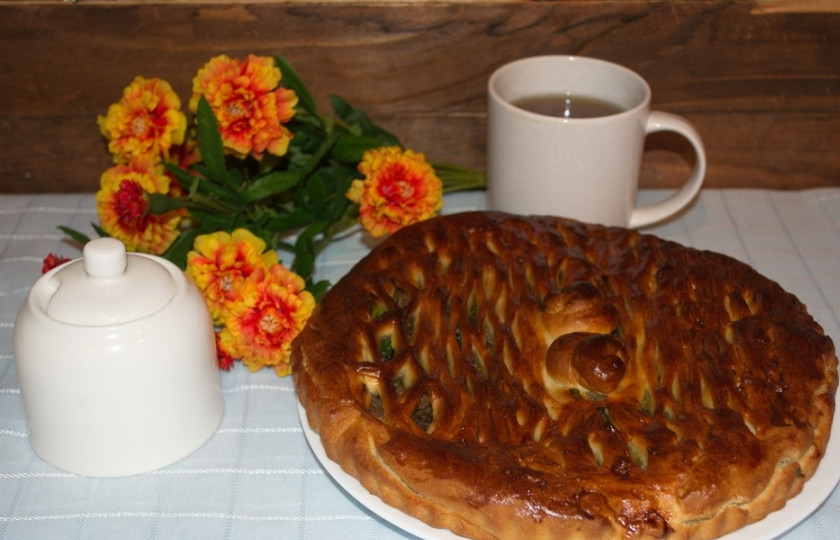 1. Этап. Простой пирог с мясом: Смажьте пирог взбитым яйцом, запекайте в духовке при 200 градусах около 30 минут.