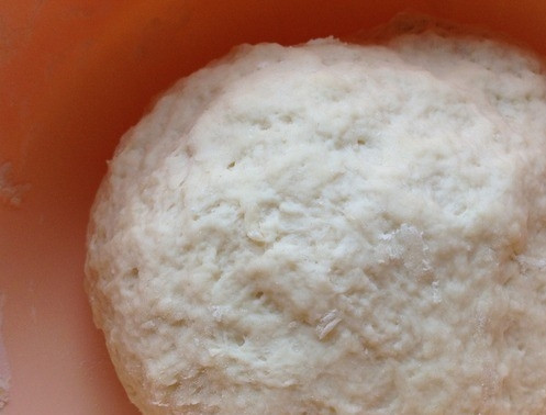 1. Этап. Тесто на бешбармак: Тесту необходимо дать отдохнуть около получаса. Тогда оно будет готово к лепке. Можно хранить его в морозилке про запас.