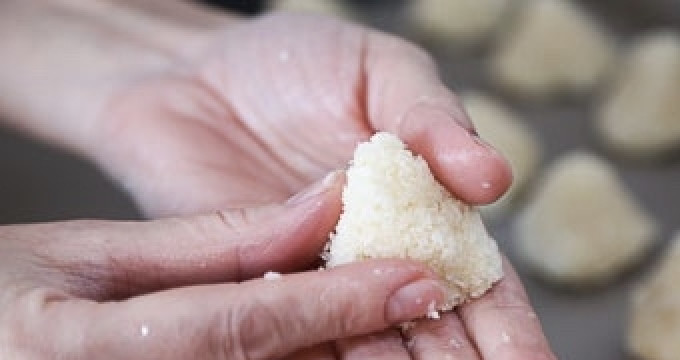 1. Этап. Кокосовое печенье без муки: Теперь добавляем к яично-сахарной смеси кокосовую стружку. Всё как следует перемешаем. Получится густое 