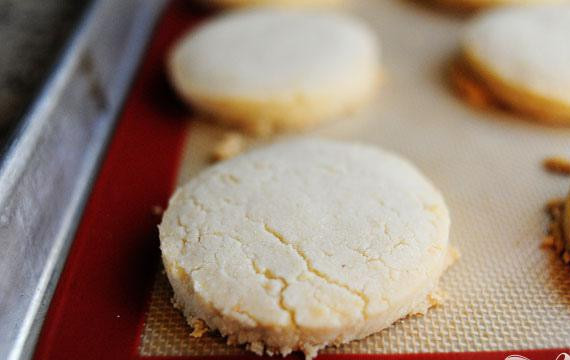 1. Этап. Мексиканское свадебное печенье: 5. Положить печенье на противень, покрытый пергаментной бумагой, и запекать от 10 до 12 минут, пока края не начнут менять цвет. Середина должна оставаться бледной.