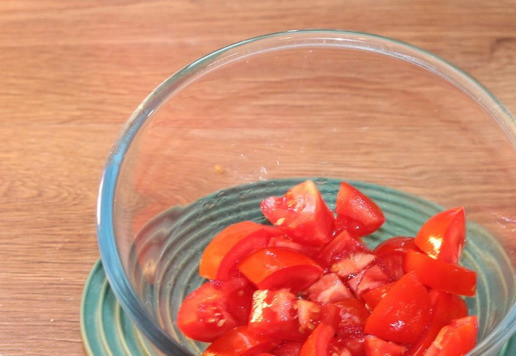 1. Этап. Салат с мягким сыром Чильеджина: 3. Помидоры нарезаем маленькими кубиками и перекладываем в миску.
