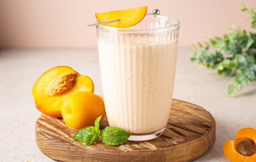 1. Этап. Абрикосово-персиковый молочный коктейль: Перелейте коктейль в охлаждённый стакан. Приятного аппетита!