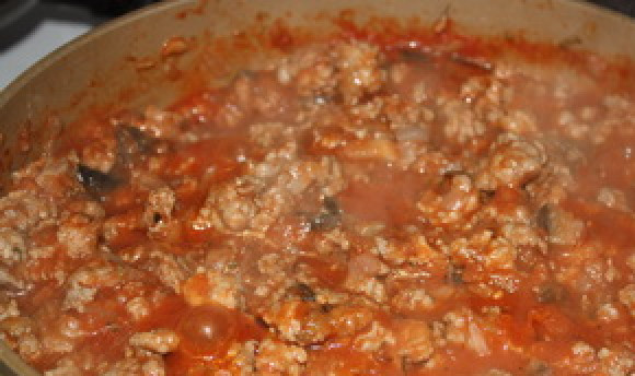 1. Этап. Лазанья без соуса Бешамель: Влейте в сковороду томаты и 1/3 стакана воды. Добавьте специи, уваривайте соус 7 минут.