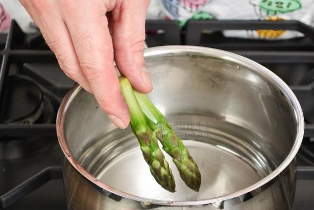 1. Этап. Салат из спаржи и курицы: Спаржу вымыть, почистить, отварить в течение 2-3 минут, после чего обдать холодной водой и откинуть на дуршлаг.