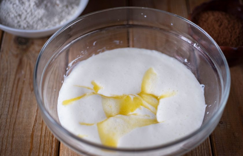 1. Этап. Пирог на кефире с творогом: Залейте яичную смесь в кефирную и перемешайте все венчиком.