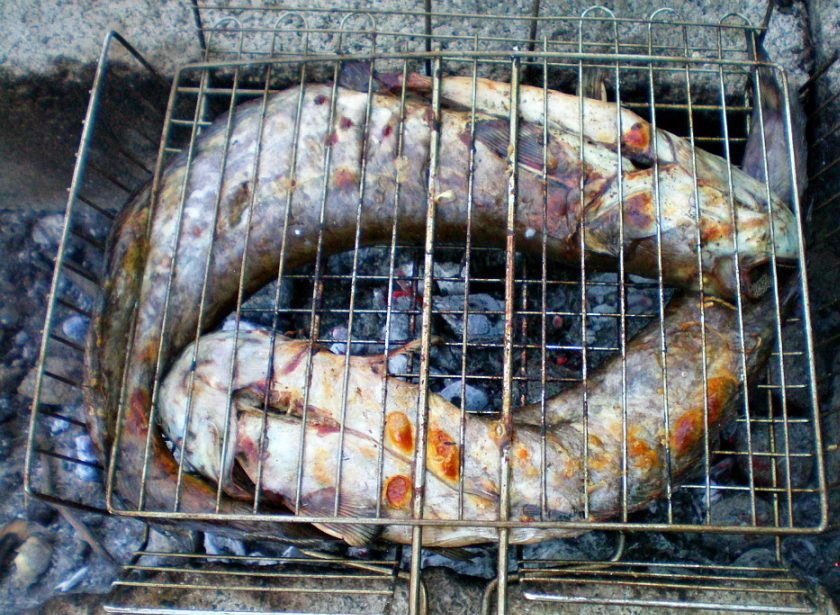 1. Этап. Рыба под белым маринадом: Запекаем рыбу с двух сторон, периодически переворачивая решетку. Морской сом будет готов через 30 минут, примерно. Кожица на готовой рыбе лопается, слышен аромат, рыба легко прокалывается вилкой.