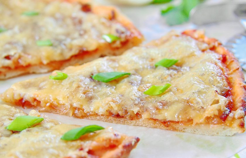 1. Этап. Простая пицца с луком: 12. Нежное и тонкое тесто с ароматной луковой начинкой непременно вам понравится! Приятного аппетита!