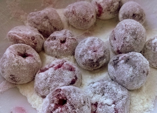 1. Этап. Кексы из бисквитного теста с начинкой: Вишню помойте, извлеките косточки и обваляйте в муке. Если использовать замороженную вишню, ее необходимо предварительно разморозить.