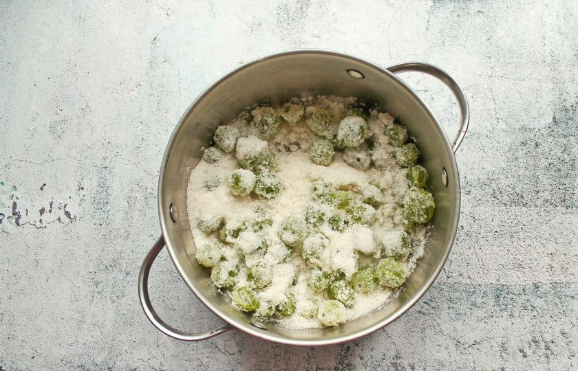 1. Этап. Варенье из крыжовника с имбирем: Каждую ягоду наколите зубочисткой в нескольких местах. В кастрюлю с толстым дном выложите крыжовник и засыпьте сахаром. Оставьте все на 12 часов, чтобы ягоды пустили сок.