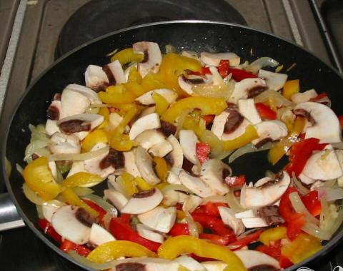 1. Этап. Свинина по-гавайски: 2. Добавить болгарский перец и шампиньоны и готовить еще 1-2 минуты. Переложить в форму для запекания.