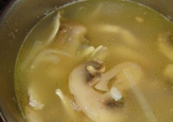 1. Этап. Куриный суп с грибами и луком пореем: Теперь обжаренные грибы с луком кидаем в бульон. Когда вода закипит, добавляем чеснок со специями. На слабом огне всё это варим 5 минут, посолим и добавим нарезанное куриное мясо и варим еще 5 минут.