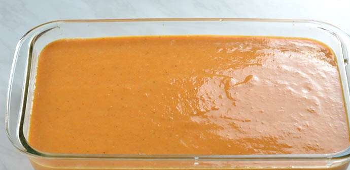 1. Этап. Сладкая тыквенная запеканка: Сделайте начинку, смешав сахар с тыквенным пюре, корицей, яйцами, ванилином, сгущённым молоком и солью. Влейте массу в форму для выпечки.