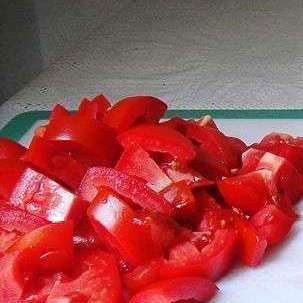 1. Этап. Кальмары с помидорами и молодой картошкой: Помидоры и перец нарезаем чуть крупнее.