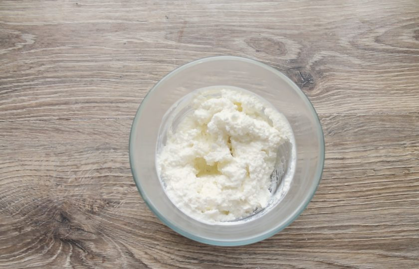 1. Этап. Шоколадные блины с вишней: Творог смешайте с сахаром и пробейте все блендером до однородной массы.