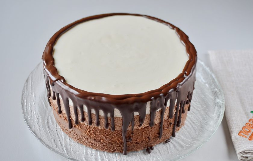 1. Этап. Торт 3 шоколада: 33. Украсьте тортик по краю глазурью.