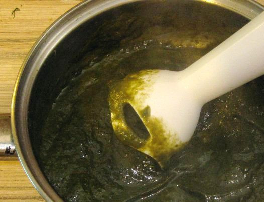 1. Этап. Суп с яйцом и мясом: Щавель промойте, добавьте немного воды и протушите под крышкой 10 минут, затем превратите его в пюре с помощью блендера или мясорубки.