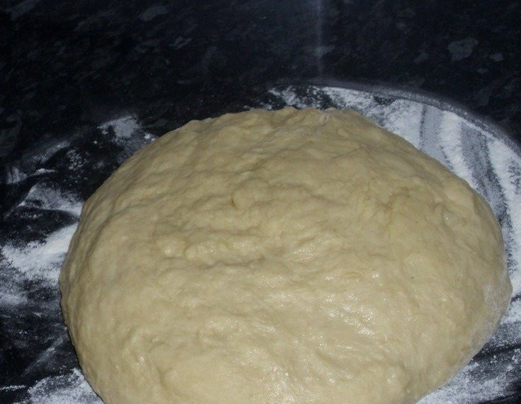 1. Этап. Вареники с клубникой на кефире: 1. В теплом кефире разводим щепотку соды и столовую ложку сахара. Добавляем муку, замешиваем крутое тесто. Главное условие: оно должно быть эластичным, но не должно липнуть к рукам.