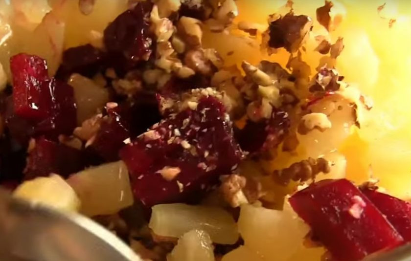 1. Этап. Диетический салат с ананасами и свеклой: 4. Заправьте оливковым маслом и немного посолите.