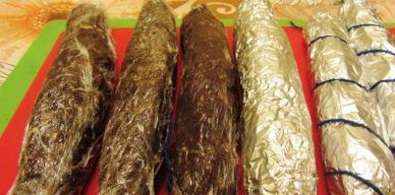 1. Этап. Колбаска из печенья и сгущенки: Лепим колбаски и заворачиваем их в пищевую пленку или фольгу. Отправляем в морозилку на час. Разрезаем на кусочки и наслаждаемся прекрасным вкусом! :)