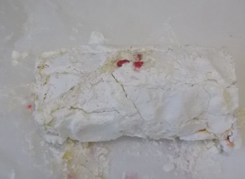 1. Этап. Меренговый рулет с малиной: Сверните в рулет. Поставьте в холодильник на 20 минут.