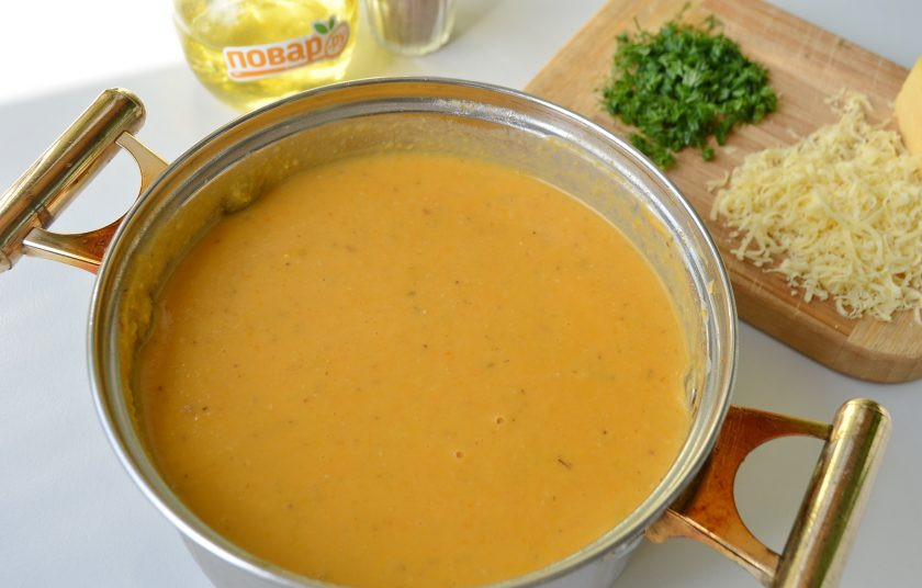 1. Этап. Итальянский чечевичный суп: 8. Доведите суп еще раз до кипения. Снимите с огня. Суп готов. Натрите сыр на мелкой терке, порежьте зелень.