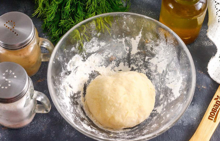 1. Этап. Пичи: Вымешайте все, создавая плотное тесто. Накройте тесто пищевой пленкой и оставьте на 20 минут для активации клейковины.