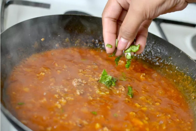 1. Этап. Спагетти с мясом: 4. Параллельно в подсоленную кипящую воду отправьте спагетти. Отварите их, откиньте на дуршлаг. В соус в конце добавьте щепотку базилика или другой зелени по вкусу.